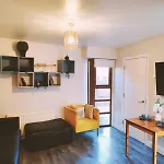Large 3 Bedroom Home, 3 Bathrooms, Free Parking, Fast Wifi