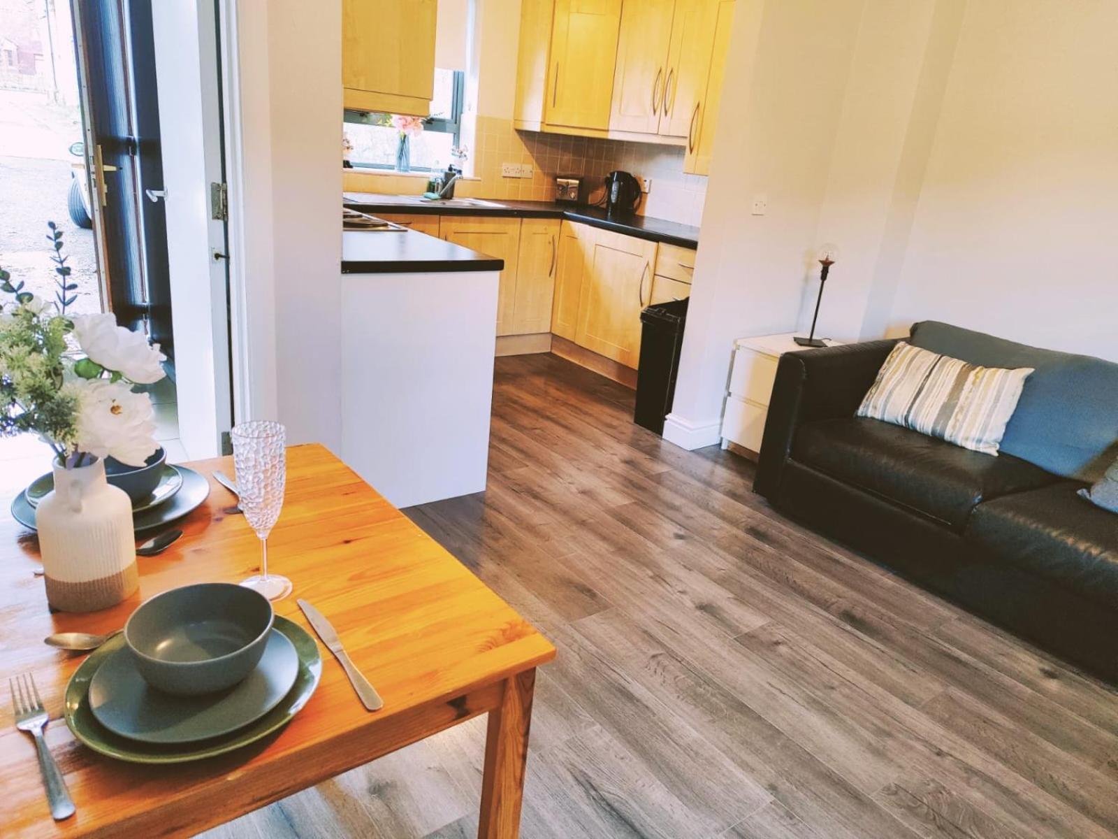Hébergement de vacances Large 3 Bedroom Home, 3 Bathrooms, Free Parking, Fast Wifi *
