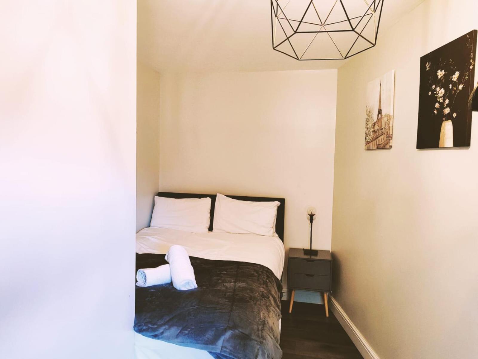 Large 3 Bedroom Home, 3 Bathrooms, Free Parking, Fast Wifi * Belfast