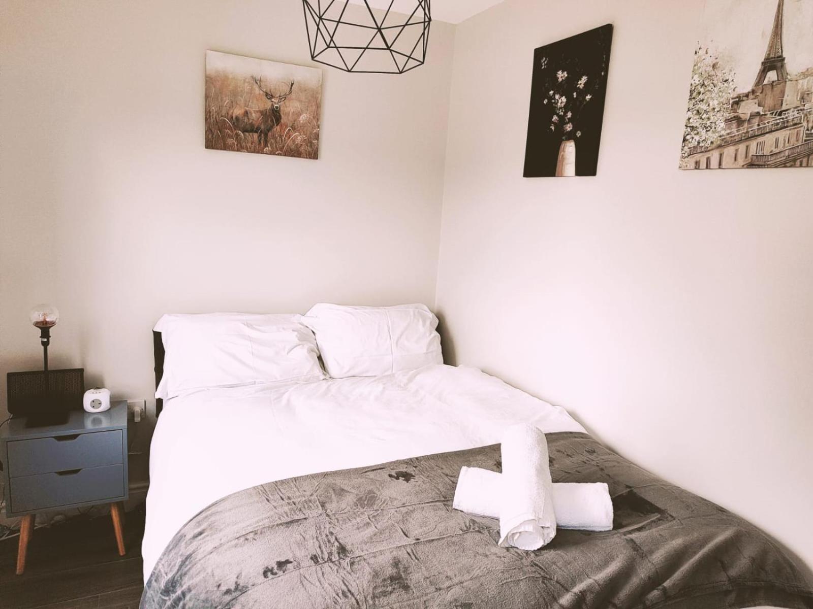 Hébergement de vacances Large 3 Bedroom Home, 3 Bathrooms, Free Parking, Fast Wifi *