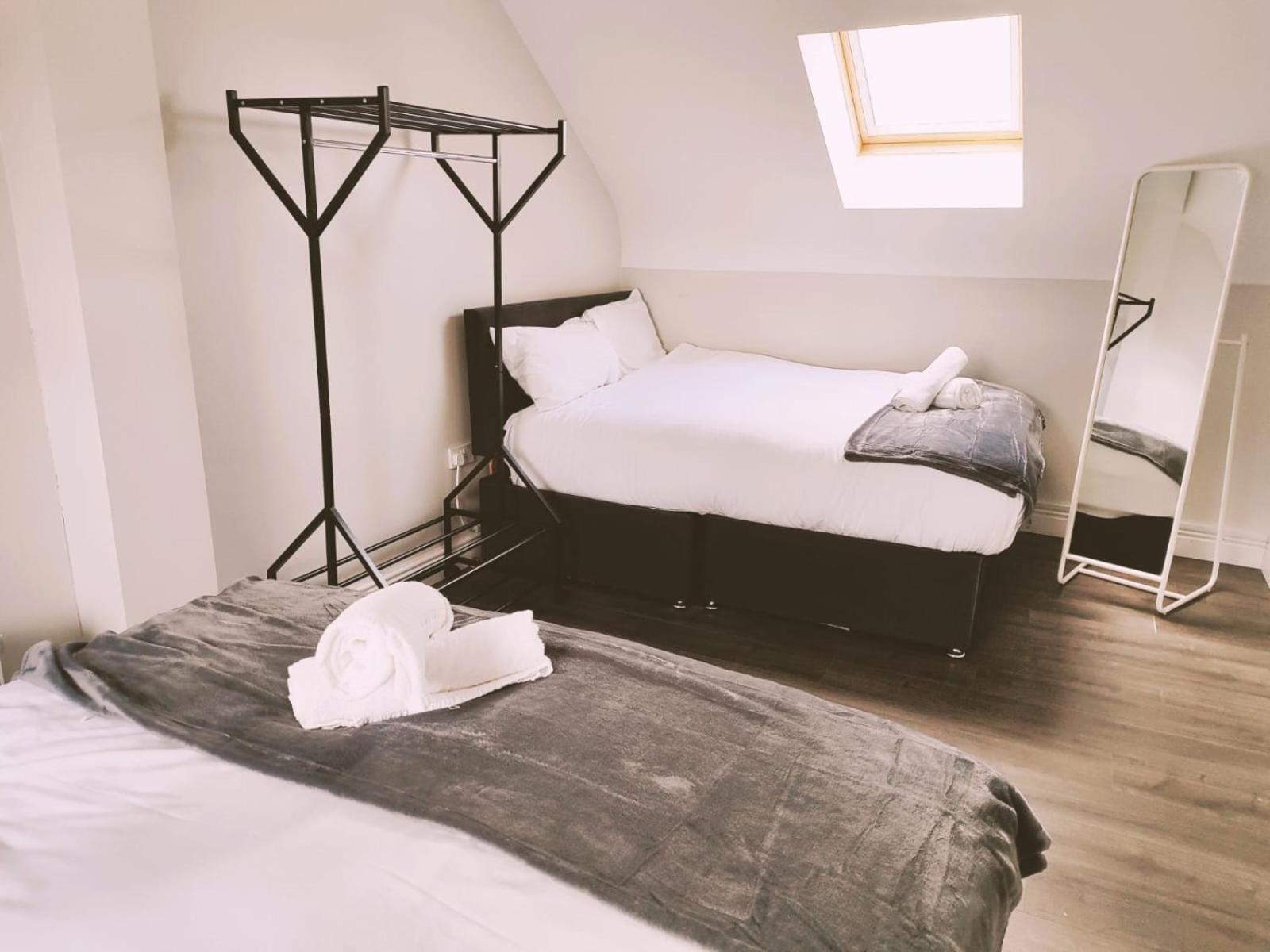 Large 3 Bedroom Home, 3 Bathrooms, Free Parking, Fast Wifi * Belfast