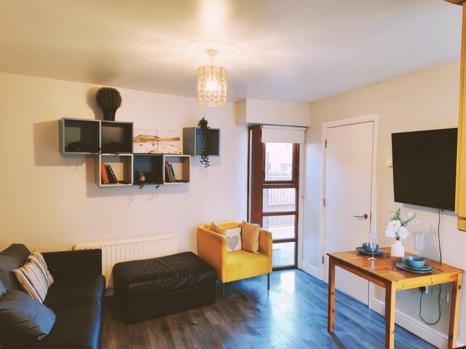 Large 3 Bedroom Home, 3 Bathrooms, Free Parking, Fast Wifi Hébergement de vacances Belfast
