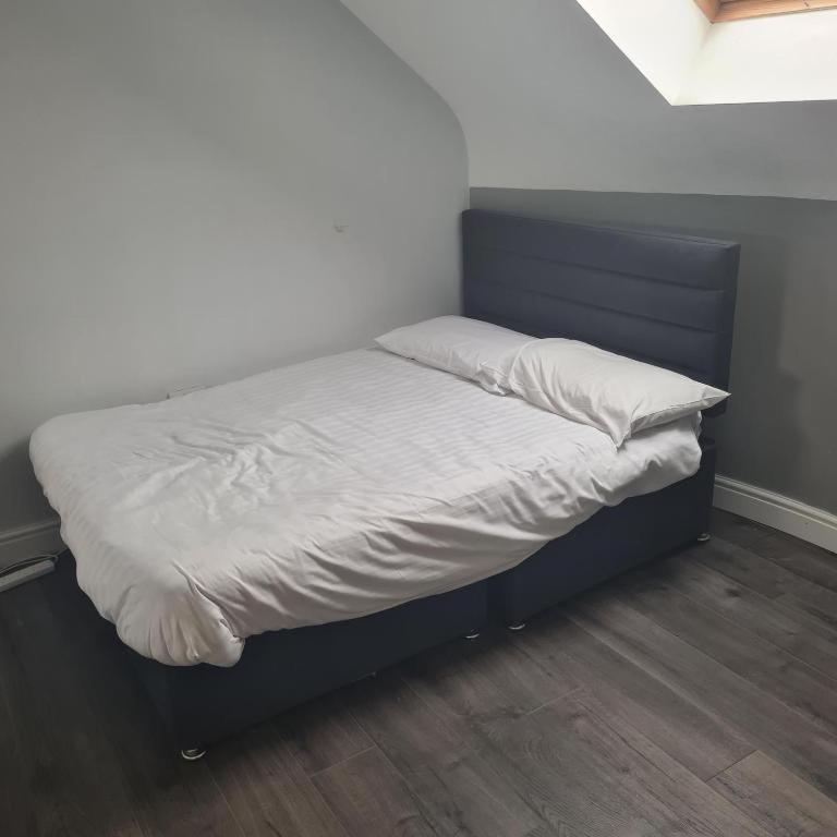Large 3 Bedroom Home, 3 Bathrooms, Free Parking, Fast Wifi Hébergement de vacances