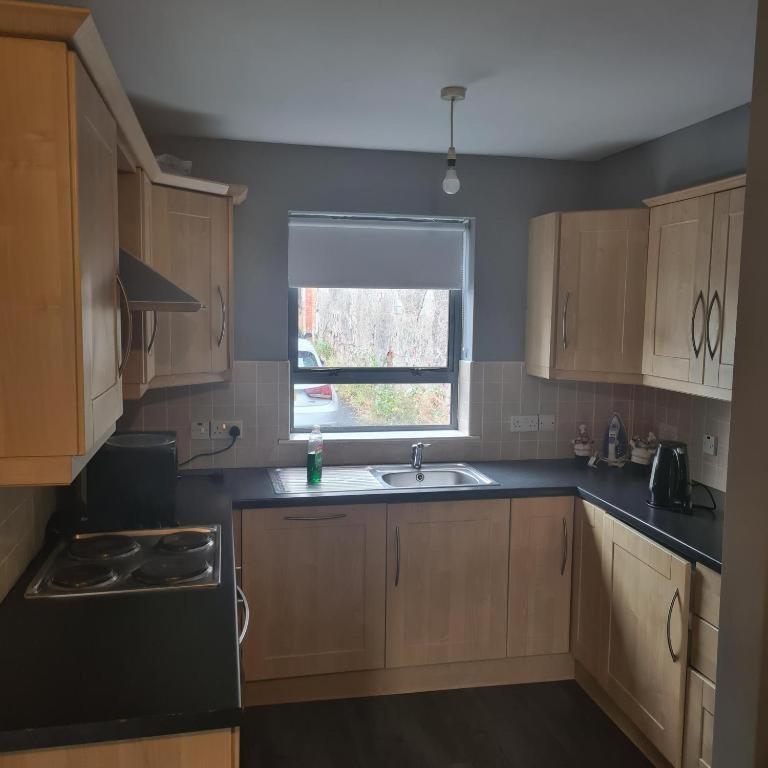 Large 3 Bedroom Home, 3 Bathrooms, Free Parking, Fast Wifi *