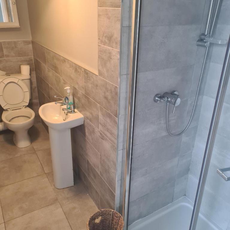 Large 3 Bedroom Home, 3 Bathrooms, Free Parking, Fast Wifi