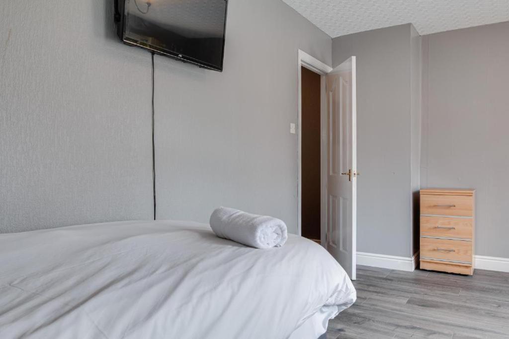 Holiday home Large 3 Bedroom Home, 3 Bathrooms, Free Parking, Fast Wifi